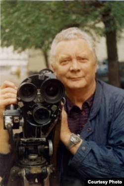 Кинооператор Евгений Васильевич Аккуратов, со своей неизменной кинокамерой "Конвас", во дворе киностудии ЦСДФ в Лиховом переулке в Москве.
