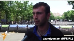 «Ո՛չ թալանին» նախաձեռնության անդամ Վաղինակ Շուշանյանը Բաղրամյան պողոտայի նստացույցի ժամանակ, 25-ը հունիսի, 2015թ.