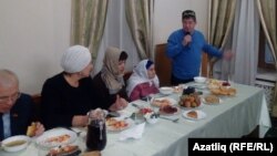 Салават Фәтхетдинов чыгыш ясый