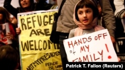 Участники протеста против распоряжения президента США Дональда Трампа, приостанавливающего въезд беженцев и граждан семи стран. Аэропорт Лос-Анджелеса, 29 января 2017 года.