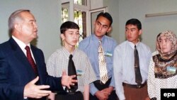 Президент И. Каримов (солдо) Ташкендеги Исламдык университетинде, 2009-ж.