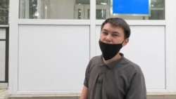 Активист Аслан Сагутдинов у здания суда после вынесенного ему приговора по обвинению в «оскорблении» полиции. Уральск, 25 июня 2020 года.