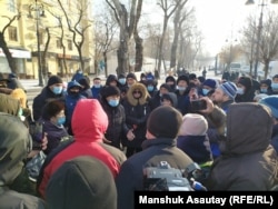 Алматыдагы "Астана" аянтынын жанында нааразылыкка чыккандарды полиция тосуп турат. 2021-жылдын 10-январы.