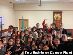 Люди, пришедшие в суд на рассмотрение апелляции Суинбике Сулейменовой, оштрафованной на съемку баннера «От правды не убежишь». Алматы, 16 мая 2019 года.