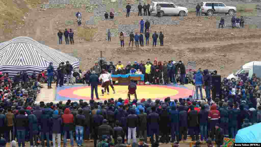 Амал мерекесі кезіндегі балуан күрес.