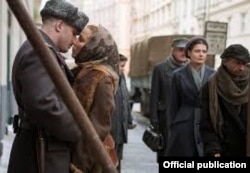 Кадр з фільму: Лев Демидов (Том Харді) і його дружина Раїса (Нумі Рапас)