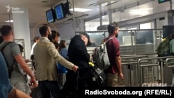 Суддя Артур Ємельянов в аеропорту Відня, червень 2017 року