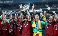 Футболисты "Ливерпуля" празднуют победу в Суперкубке УЕФА в 2019 году