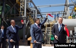 Віктор Янукович на посаді президента відвідує «Кримський титан», праворуч – Дмитро Фірташ, 2012 рік