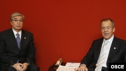 Касым-Жомарт Токаев в бытность министром иностранных дел Казахстана (слева) и министр иностранных дел России Сергей Лавров. Брюссель, 5 декабря 2006 года.