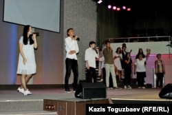 Исполнение в церкви «Новая жизнь» религиозного гимна, прославляющего Иисуса Христа. Алматы, 1 сентября 2019 года.