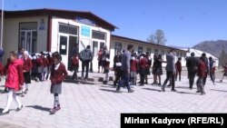 Нарындагы мектептердин бири.