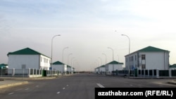 Ýurt raýatlary täze gurulýan jaýlaryň paýlanyşygyndaky deňsizlige yşarat edýärler, jaý meselesinden şikaýat edýärler.