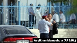 Сотрудник полиции в Актау около здания суда. 14 мая 2012 года.