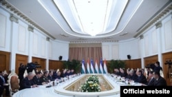 Өзбек-тажик делегацияларынын жолугушуусу.