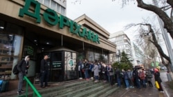 Алматыдағы орталық дәріхана алдында медициналық маска алуға кезекте тұрғандар. 18 наурыз 2020 жыл.