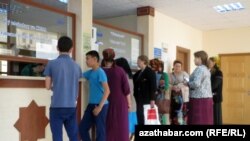 Түркмөнстан. Ашхабаддын почтасындагы кезек. Май, 2018-жыл.