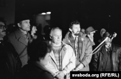 Валянцін Голубеў, Зянон Пазьняк, Уладзімер Заблоцкі, Сяргей Навумчык на антыкарупцыйным мітынгу, 1993. Фота Ул. Кармілкіна