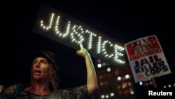 Нью-Йорктогу нааразылык акциясынын катышуучусу. 24-ноябрь, 2014-жыл.