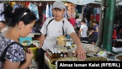 Ош базарындагы дары чөп сатуучу.