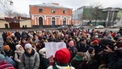 Перед зданием Мещанского суда, где был оглашен приговор Емельянову