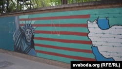 Графіці на агароджы былой амбасады ЗША