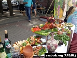 Стол грузінаў выкшталцона сэрвіраваны для гасьцей – чыноўнікаў і замежнікаў