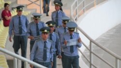 Diňle: Polisiýa işgärleriniň söwda dükanlaryndan mugtuna haryt almagy bilen bagly wakalar gaýtalanýar
