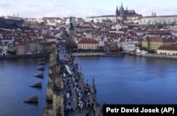 Карлів міст у Празі. Чехія. Під час акції у День соборності України. 22 січня 2022 року