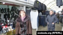 Ганна Канапацкая і Анатоль Лябедзька між гандлёвых радоў Грабянёўскага рынку