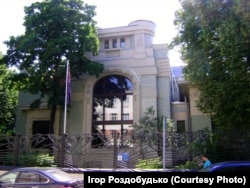 За допомогою української громади Москви українське Консульство перебралося в розкішну будівлю особняка Дерожинської. Зараз тут розташоване посольство Австралії в Росії