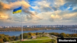 Украина. Киевдеги Печерск районунда 90 метр бийиктикте орнотулган украин желеги