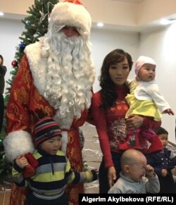 Бактыгүл балдары менен майрамдык иш-чарада.