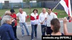 Ганна Шапуцька (у цэнтры) у час акцыі супраць рэстарацыі «Поедем поедим»