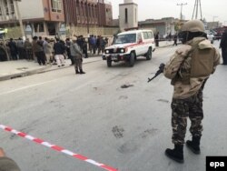 Ооган өкмөтүнүн жоокери талиптер ирегесинде жардырган жамы мечиттин жанында күзөттө турат. Кабул шаары. 2016-жылдын 21-ноябры.