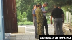 Häkimiýetler hökümetiň alyp barýan syýasaty barada tankydy garaýyşlaryny paýlaşýan raýatlary anyklamak çärelerini güýçlendirýärler.