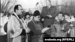 Супольны малебен на адкрыцьці служаць ксёндз Эдмунд Даўгіловіч-Навіцкі і праваслаўны сьвятар Іаан Міцько