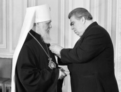 Голова Президії Верховної Ради УРСР Олексій Ватченко під час вручення ордена Дружби народів екзарха України, митрополиту Київському і Галицькому Філарету, відзначеному цієї нагороди за патріотичну діяльність на захист миру. Київ. 23 січня 1979 року