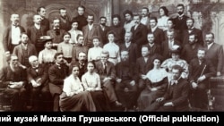 Учасники українських наукових курсів, що тривали у Львові з 23 червня до 22 липня 1904 року. Їх частково профінансував Євген Чикаленко. На курсах були і троє дітей Чикаленка – Вікторія, Ганна і Левко. ПОПЕРЕДУ СИДЯТЬ, ЗЛІВА НАПРАВО: Марія Дверницька, Вікторія Чикаленко, Іван Труш із дружиною Аріадною. СИДЯТЬ У ДОВГОМУ РЯДУ: Павло Рябков, Тит Ревакович, Іван Брик, Микола Ганкевич, Федір Вовк, Михайло Грушевський, Іван Франко, дружина Михайла Грушевського Марія, Володимир Гнатюк. ЗА НИМИ СТОЯТЬ, ПЕРШИЙ РЯД: Володимир Дорошенко, Марія Мудрак, Ганна Чикаленко, Катерина Голіцинська, Ольга Андрієвська, Марія Липа та її чоловік Іван Липа, Федір Шолудько, Василь Панейко, Іван Сміщук, Лука Гарматій. ДРУГИЙ РЯД: Володимир Лаврівський, Євген Голіцинський, Юліан Бачинський Марія Дроздовська, Дмитро Дорошенко, Ярослав Грушкевич, Лев Чикаленко, Дарія Старосольська, Михайло Грушкевич, Степан Дольницький, Артим Хомик, Микола Росткович. ТРЕТІЙ ВЕРХНІЙ РЯД: Юліан Ситник, Олександр Скоропис, Дмитро Розов, Володимир Загайкевич, Тетяна Боднар, Михайло Мочульський