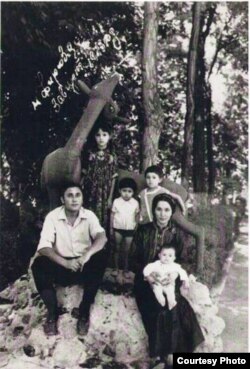 Gurbannazar Ezizow maşgalasy bilen. Pöwrize