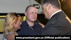 Президент Порошенко зустрічає Володимира Жемчугова після звільнення. Київ, 17 вересня 2016 року