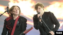 "Би-2" тобунун лидери Александр Уман (солдо) жана Игорь Бортник сахнада,