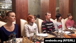 Дачка і жонка Генадзя Якавіцкага Аляксандра і Натальля, сястра Сяргея Хмялеўскага Наста Пальчэўская з мужам, Любоў Кавалёва (зьлева направа)