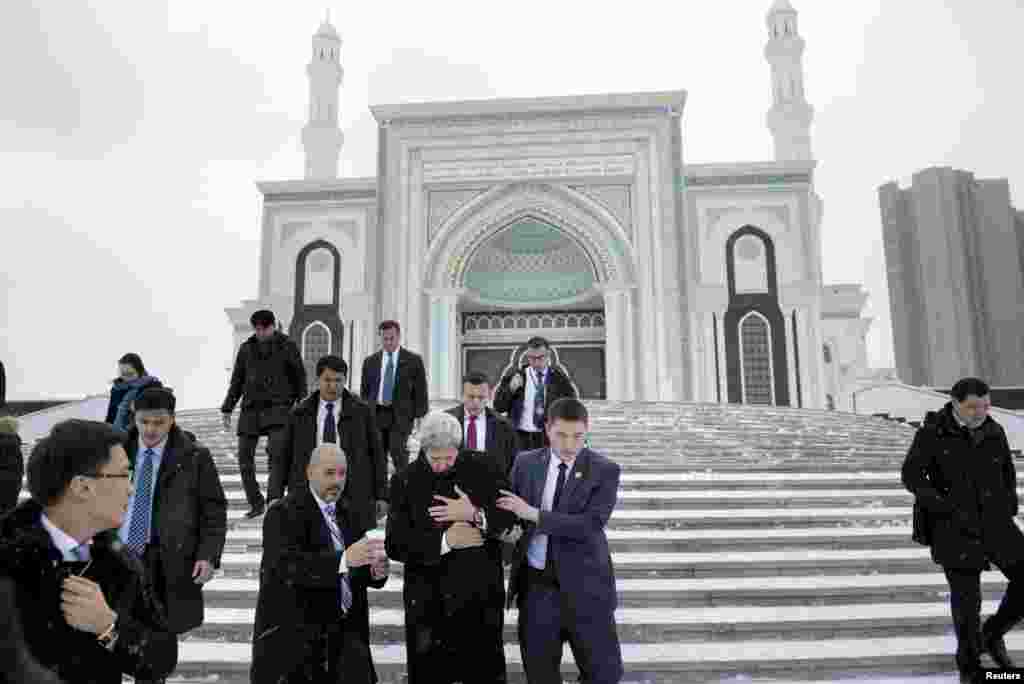 Астана, самая северная из центральноазиатских столиц, встретила Керри морозной погодой и пронизывающим ветром. В начале ноября снегопады и бураны в этих широтах — не редкость. В архивах информагентств сохранились фотографии Керри, кутающегося в пальто у мечети, которую он посетил во время приезда в Казахстан