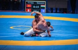 Кыргызстандын балбан Нурбек Кожобеков чейрек финалда күрөшүп жатат.