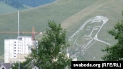 Выява Чынгісхана на схіле гары