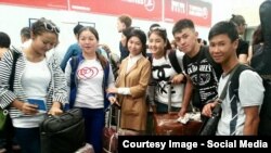 Айгерим "балдарын" Казанга узатып жатат.