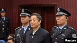 Миллиардерди буга чейин камалган саясатчы Бо Силай коргоп келгени айтылууда.