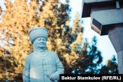 Курманжан датканын эстелиги.