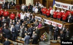 Члены партии УДАР блокируют зал заседаний Рады